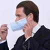 Bundeskanzler Sebastian Kurz setzt bei einer Pressekonferenz zum Thema «Coronavirus: Aktuelles» im Bundeskanzleramt seine Schutzmaske ab.