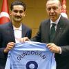 Ilkay Gündogan hatte dem türkischen Präsidenten Recep Tayyip Erdogan ein Manchester City-Trikot mit der persönlicher Widmung "für meinen Präsidenten" überreicht.