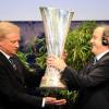 Platini übergibt Europa League-Pokal an Hamburg