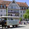 Mit einer Kutsche wurden die Fußballer des TSV Bobingen zum Rathaus gefahren, wo sie sich auf dem Balkon feiern ließen.