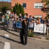 „Unser Bahnübergang soll bleiben!“: 200 Menschen demonstrierten am 19. September gegen die mögliche Schließung des Bahnübergangs an der Hainsfarther Heimostraße.