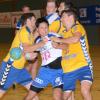 Da ging‘s richtig zur Sache beim großen Handball-Lokalderby zwischen Bobingen und Schwabmünchen. Links wird Leo Scholz hart rangenommen, rechts Nico Muliyanto. 