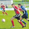 Christoph Wünsch (am Ball) und seine Ecknacher Kollegen treten zum Spitzenspiel beim FC Stätzling an. 