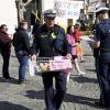 Ein Polizist trägt den konfiszierten Korb mit Lebensmitteln weg.