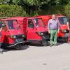 Stolz postierten sich alle Fahrzeughalter nach der Segnung vor ihren Dreirädern und Rollern. 	