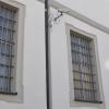 Die normalen Gitter reichen an manchen Fenstern in der Justizvollzugsanstalt Kaisheim nicht mehr aus. Deshalb soll nachgebessert werden.