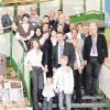 Das Team von Delta-Möbel in Bubesheim feiert 50. Geburtstag des Unternehmens. Im Vordergrund ist Geschäftsführer Karlheinz Vogg mit seiner Familie zu sehen. 
