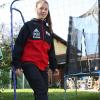 Sonja Lux im heimischen Garten: Dort begann die Liebe zum Fußball, die sie nun in die Jugend-Nationalmannschaft gebracht hat. 	