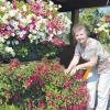 Hildegard Knaus aus Steinheim liebt die vielen bunten Blumen in ihrem rund 800 Quadratmeter großen Garten. 