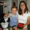 Erdbeer-Kokos-Traum heißt das Rezept, das Julia Wille und Sohn Johannes (drei Jahre) aus Winzer für den Zuckerguss zubereitet haben.  	