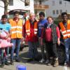 Mitglieder der Nachbarschaftshilfe Rohrenfels waren zusammen mit Migranten unterwegs, um Müll zu sammeln.  	