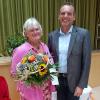 Mit einem Blumenstrauß bedankte sich Bürgermeister Josef Wecker bei Renate Drexel. 	
