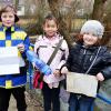 Mädchen fischen Flaschenpost nach sechs Jahren aus der Donau