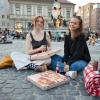 Ann-Kathrin Beck (links) und Miriam Kotter  machen kurzerhand ein Picknick auf dem Rathausplatz, weil sie keinen Tisch mehr im Restaurant bekommen haben.