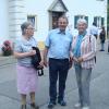 Der Besitzer des Privatmuseums in Walleshausen, Franz Welz, mit den beiden Vorsitzenden des Historischen Vereins, Sigrid Knollmüller (rechts) und Ingrid Lorenz. 	