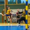 Anna Franz (am Ball) will mit den Schwabmünchner Handballerinnen die Tabellenführung verteidigen.