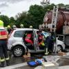 Bei einem Unfall auf der A96 bei Landsberg hat ein Lkw einen Kleinwagen auf einen anderen Lkw geschoben. Drei Personen wurden erletzt.