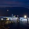 Lichter erhellen das gekenterte Kreuzfahrtschiff "Costa Concordia" nahe der toskanischen Insel Giglio. Foto: Massimo Percossi dpa