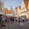 Was gab es da auf dem Altstadtflohmarkt in Nördlingen am Samstag nicht alles zu entdecken: Spielsachen, Kleider, Schuhe, Schmuck, Kunstgegenstände oder Körbe. Gerade am Vormittag war der Flohmarkt sehr gut besucht, die Besucherinnen und Besucher bummelten durch die Straßen. Unser Fotograf Josef Heckl war mit seiner Kamera unterwegs und hat einige Impressionen eingefangen.