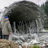 Wie ein riesiger Tunnel: 99 Meter lang und mehr als mannshoch ist die Betonröhre, die von einem der beiden Windräder im Ostallgäu übrig bleibt. Zum ersten Mal überhaupt wurde in Süddeutschland eine solche Anlage mit Sprengstoff zum Einstürzen gebracht. Jetzt beginnt das große Aufräumen.  	