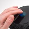 Ob "Hey Siri" oder ein Fingertipper zum Aufwachen auf den Deckel: Der Homepod wird überwiegend per Sprache gesteuert. Dass Siri mithört, zeigt die bunte Animation im Display an.