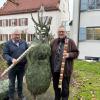 Gemeindereferent Michael Hahn und Pfarrer Rupert Ostermayer (von links) haben bereits einen Christbaum und Schmuck für den Heiligabend im Pfarrsaal besorgt.