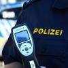 Die Polizei zog in Diedorf einen Autofahrer aus dem Verkehr, der zu viel Alkohol getrunken hatte. 