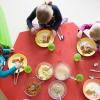 Zusammen essen, trösten und wickeln: Vieles davon funktioniert in Kitas nicht mit Sicherheitsabstand. Noch dazu ist die Notbetreuung in vielen Kindergärten überfüllt.