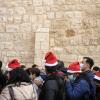 Heiligabend im vergangenen Jahr: Touristen - einige mit Weihnachtsmützen - stehen in Bethlehem vor der Geburtskirche Schlange.
