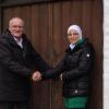 Bürgermeister Hans Kaltner stellt im Namen der Gemeinde Buttenwiesen Maryam Ali für ihr Hilfsprojekt die ehemalige Synagoge in Buttenwiesen als Sammelfläche zur Verfügung. Dort wird ab kommenden Freitag ein Container für gespendete Hilfsgüter bereitstehen. 