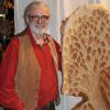 Der Holzkünstler und Heilpädagoge Hannes Conrad im Jahr 2018 in seinem Ausstellungsraum in Pöttmes neben seiner Holzskulptur "Eiche-Baum". Der Künstler starb nun im Alter von 68 Jahren.