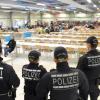 Im Küchenzelt in der Erstaufnahmeeinrichtung Ellwangen stehen mehrere Polizisten. In einer Polizeiaktion wurde das Flüchtlingsheim durchsucht und Flüchtlinge überprüft.