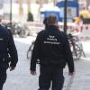 Polizisten überwachen die Einhaltung der Corona-Beschränkungen in der Innenstadt Augsburg. 