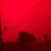 Der Himmel färbt sich rot während der Buschfeuer. In der rund 500 Kilometer östlich von Melbourne gelegenen Küstenstadt Mallacoota wurden rund 4000 Urlauber von den Behörden angewiesen, in Meeresnähe Schutz vor dem herannahenden Flammenmeer zu suchen.