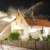 Einsatzkräfte löschen den Brand eines Dachstuhls in Krumbach.