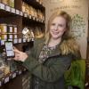 Dorfladenbox-Betreiberin Jana Rid zeigt, wie die App zum Einkaufen und Bezahlen funktioniert.