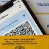 Ein Impfpass und ein Smartphone, auf dem die App CovPass läuft, liegen auf einem Impfzertifikat, das von einer Apotheke ausgestellt wurde. Der digitale Nachweis ist eine freiwillige Ergänzung des weiter gültigen gelben Impfheftes aus Papier. Deutschland setzt damit ein Vorhaben der Europäischen Union um.  	