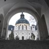 Durch den Eingang zum Kloster Ettal im Landkreis Garmisch-Partenkirchen ist  die Kloster- und Pfarrkirche zu sehen. Im Gegensatz zu den deutschen Bischöfen will die Benediktinerabtei Ettal ihre Studie zur Aufarbeitung des Missbrauchsskandals hinter Klostermauern schon bald vorstellen. 