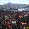 Demonstranten stehen am Hafen von Marseille.