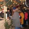Für Essen und Trinken musste man beim ersten Adventsmarkt im Kühbach an allen Ständen Schlange stehen, wie hier am Stand des MSC.
