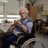 Gertrud Beh lebt im Seniorenheim Christian-Dierig-Haus in Pfersee. An heißen Tagen wie derzeit sei sie "schon lätschiger", sagt die 93-Jährige.