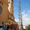 Die Freiwillige Feuerwehr Pfersee stellt den Maibaum vor der Herz Jesu Kirche in Pfersee auf.