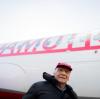 Der Luftfahrtunternehmer und Ex-Rennfahrer Niki Lauda steht vor einem Airbus seiner neuen Fluggesellschaft Laudamotion. 