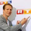 Komiker Oliver Pocher zeigt  im neuen Sendezentrum des Senders RTL in Köln bei der Vorstellung der Programmhighlights für 2011/2012 auf das Logo des Senders. 
Foto: Roberto Pfeil/dapd