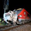 Völlig zerfetzt: Die Regionalbahn hat den Kleintransporter frontal erfasst.