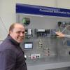 An der digitalen Montagekontrolle arbeiten Dominik Hauf (links) und Peter Lang im Innvovations-Lab der BSH Hausgeräte GmbH in Dillingen. 