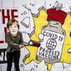 Aktivisten mit Masken, die Bundeskanzlerin Merkel und den Amerikanischen Präsidenten Biden darstellen, stehen vor einer symbolische «Patentmauer», die sie mit Hämmern einschlagen. Auf der Mauer steht "Covid 19 Peoples Vaccine". Die Aktivisten von Avaaz fordern die vorübergehende Aussetzung des Patentschutzes für die Covid-Impfstoffe.