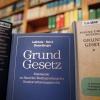 In der Senatsbibliothek Berlin stehen verschiedene Ausgaben des Gundgesetzes und Kommentare dazu im Lesesaal zur Verfügung.