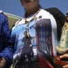 Die Ehefrau eines Besatzungsmitglieds des verschollenen argentinischen U-Boots "ARA San Juan" trägt ein T-Shirt mit einem Bild ihres Ehemannes.