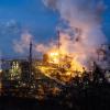 Noch mitten im Kohle-Zeitalter: Qualm aus dem Thyssenkrupp-Stahlwerk bei Duisburg. 